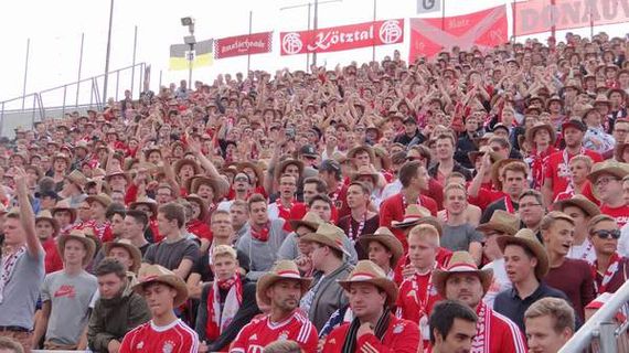 Einer dieser Hüte soll dem Bayern-Fan entwendet worden sein<br />    <button type=