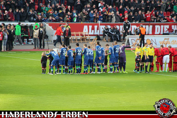 Die Schiedsrichter beim Spiel Bayer Leverkusen - VfL Wolfsburg<br />    <button type=
