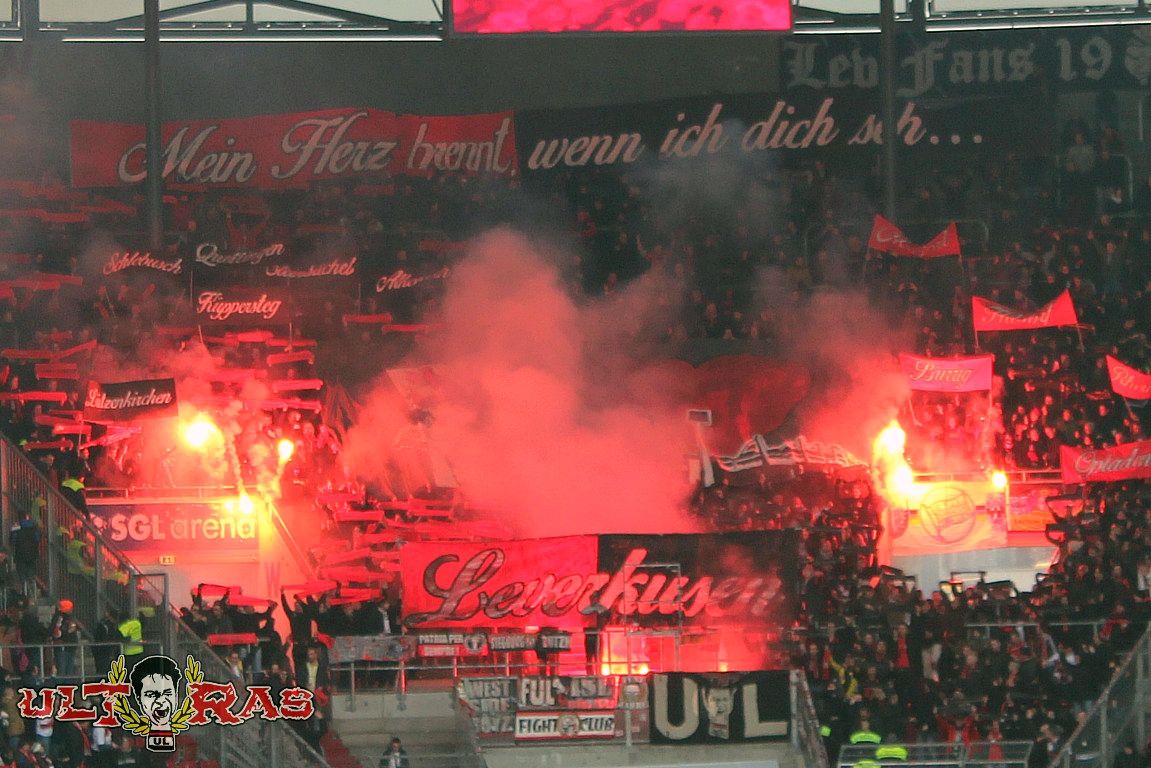 Die Pyroaktion der Bayer 04 Fans in Augsburg<br />    <button type=
