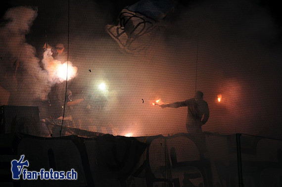 Pyrotechnik könnte jungen Ultras als Vorwand dienen, um ausgemustert zu werden<br />Bild: fcl.fan-fotos.ch“><figcaption>Pyrotechnik könnte jungen Ultras als Vorwand dienen, um ausgemustert zu werden<br />Bild: fcl.fan-fotos.ch</figcaption></figure>
            </div>

                    </article>

                <section class=