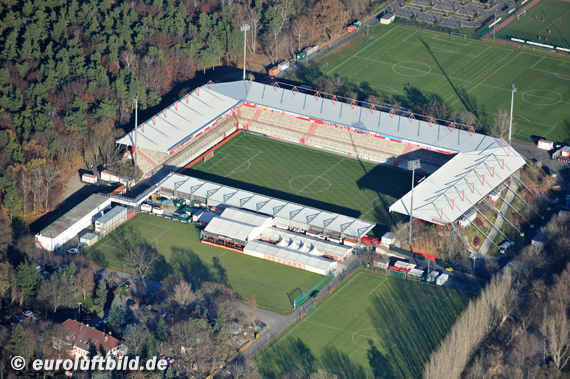 Gespielt wurde auf einem Nebenplatz des Stadions an der Alten Försterei<br />    <button type=