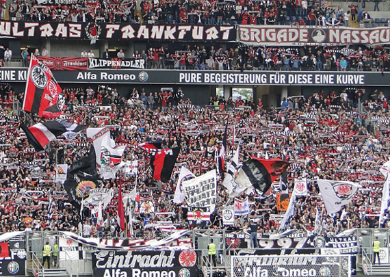 Wenn es nach der Justizministerin geht, könnten Frankfurter Hooligans bald durch Fußfesseln überwacht werden<br />    <button type=