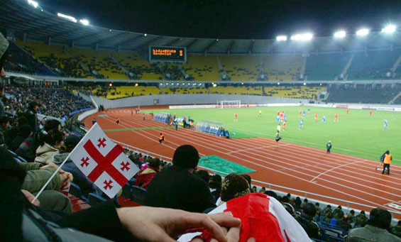 Im Boris-Paitschadse-Nationalstadion in Tiflis betraten am Sonntag mehrere Fans das Spielfeld<br />Bild: Melanie Gärtner, Frankfurt“><figcaption>Im Boris-Paitschadse-Nationalstadion in Tiflis betraten am Sonntag mehrere Fans das Spielfeld<br />Bild: Melanie Gärtner, Frankfurt</figcaption></figure>
            </div>

                    </article>

                <section class=