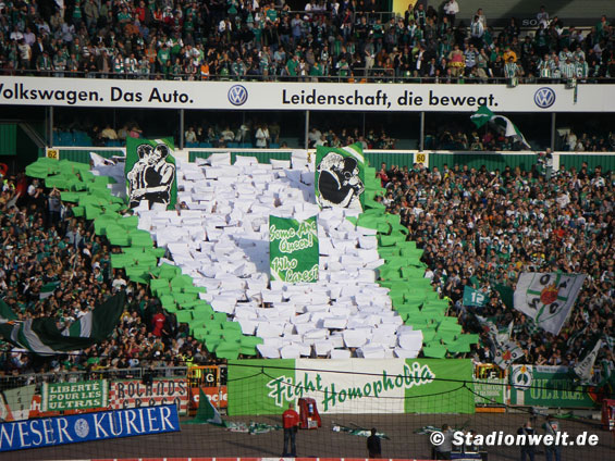 Choreografie gegen Homophobie in der Ostkurve im Jahr 2010<br />    <button type=