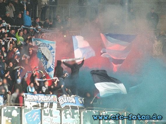Der blaue Rauch wurde vom DFB nicht bestraft, nur das einzelne Bengalo<br />    <button type=