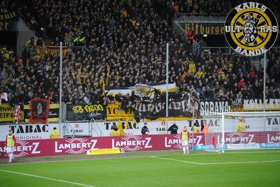 Die Flammeninferno Zaunfahne in der Aachener Fankurve<br />    <button type=