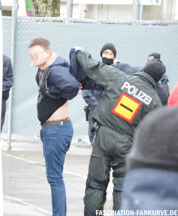 Polizisten kontrollieren die Rücken aller männlichen Insassen des Busses. <br />    <button type=