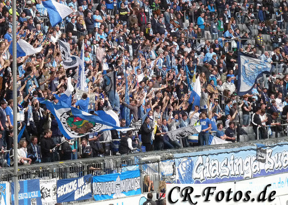 Die Zaunfahne der Löwenfans gegen Rechts<br />    <button type=