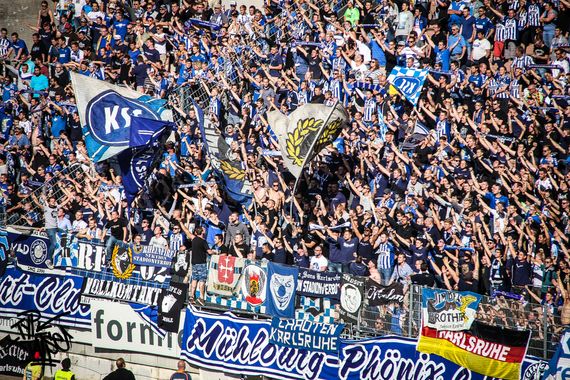 Beim Hinspiel in Kaiserslautern hing die Pisa-Fahne über dem Banner der Phönix Sons<br />    <button type=