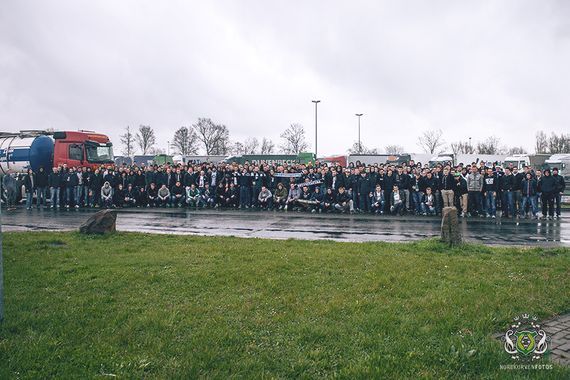 Der Autokorso der Nordkurve auf dem Weg nach Hoffenheim<br />    <button type=