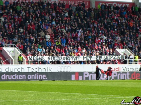 Spruchband der FC Ingolstadt Fans. <br />    <button type=