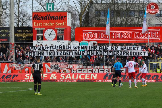 Spruchband der Jahn Regensburg Fans. <br />    <button type=