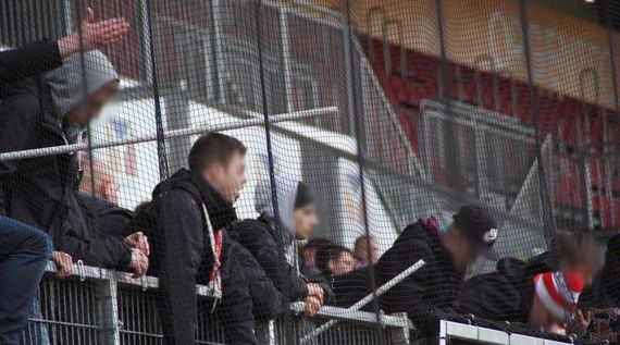 Wütende RWE-Fans nach Abpfiff des Spiels in Mainz<br />    <button type=