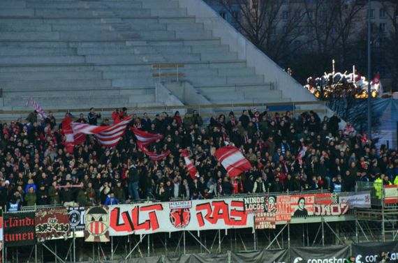 Die Ultras Düsseldorf bei der bitteren Niederlage auf St. Pauli<br />    <button type=