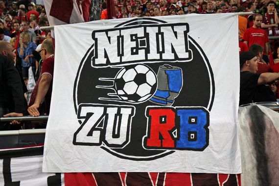 Zahlreiche FCK-Fans sind in der Nein-zu-RB! Kampagne organisiert<br />    <button type=