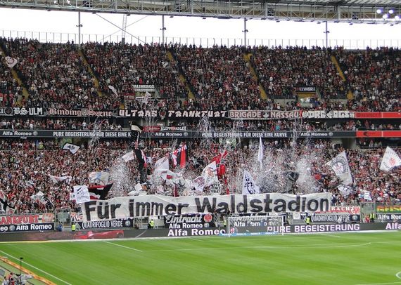 Mit kreativen Aktionen wollen die Eintracht Frankfurt Fans den Namen Waldstadion zurückerhalten<br />    <button type=