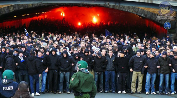 HSV-Fans dürfen Pyrotechnik & Glasflaschen im Zug nach Bremen nicht mitführen<br />    <button type=