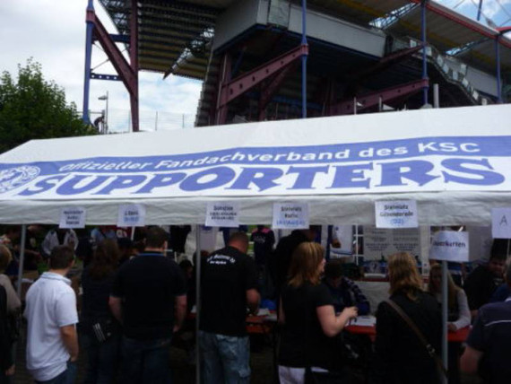 Die Supporters Karlsruhe distanzieren sich von Rassismus & Diskriminierung<br />    <button type=