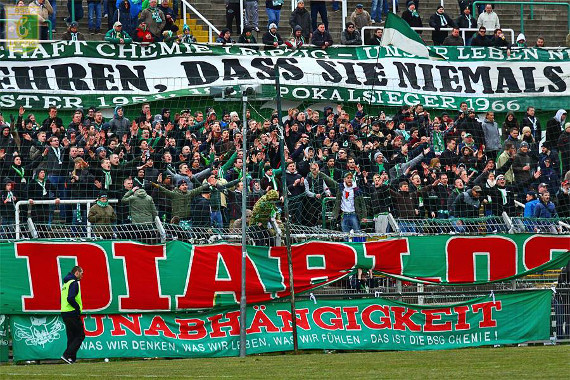 Chemie Fans beim Spiel gegen Grimma.<br />    <button type=