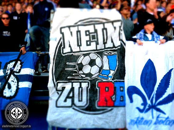 Eine Nein-zu-RB! Fahne am vergangenen Wochenende in Darmstadt<br />    <button type=