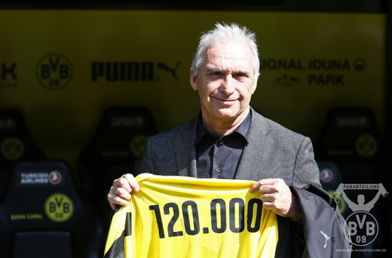 BVB Schatzmeister Dr. Reinhold Lunow übergab das Trikot an das 120.000 Mitglied<br />    <button type=