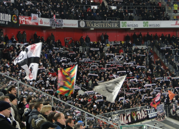 Eintracht Frankfurt Fans am 30. November 2012 beim Spiel in Düsseldorf<br />    <button type=