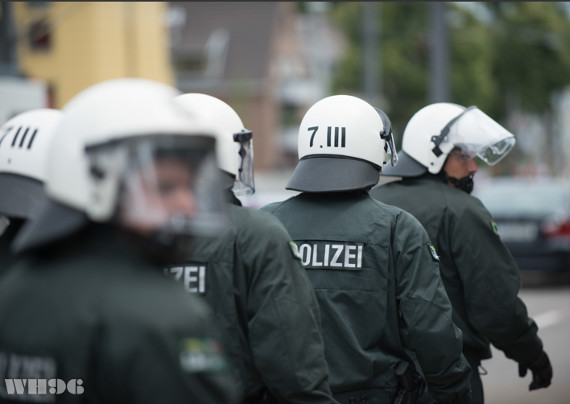 Mit Gerichtsbeschlüssen durchsuchten Polizisten heute die Wohnungen mehrerer Ultras. Bild: WH96