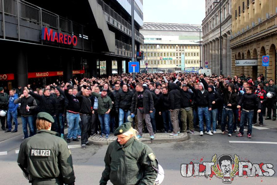 Auch beim letzten Gastspiel in Köln gingen die Leverkusener Fans vom Hauptbahnhof zum Neumarkt<br />    <button type=