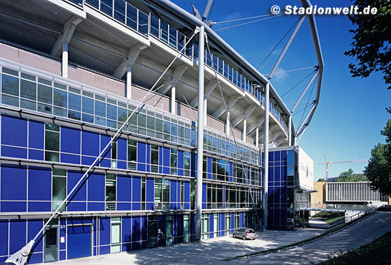Die Versammlung fand im Business Bereich des Niedersachsenstadions statt<br />    <button type=