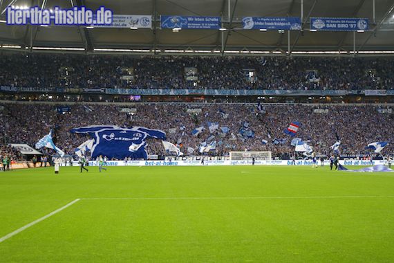 Die vier Banner unterm Dach der Nordkurve<br />    <button type=