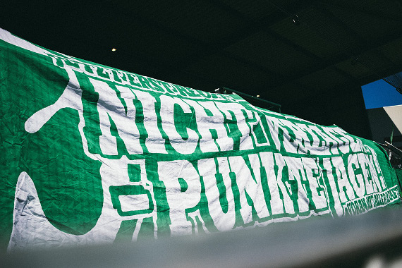Nicht verzagen - Punkte jagen Spruch der Fürther Fans bei letzten Heimspiel<br />    <button type=