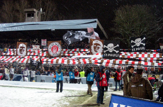 Vor weniger als zehn Jahren soll Red Bull Kaufabsichten für den FC St. Pauli gehabt haben<br />    <button type=