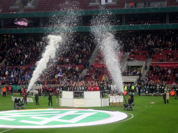 im Stadion in Köln Müngersdorf wird morgen und in den kommenden Jahren das DFB-Pokalfinale der Frauen ausgetragen<br />    <button type=