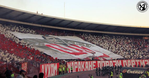 Choreografie von Delije<br />Bild: Unterwegs in Sachen Fußball – www.uisf.de“><figcaption>Choreografie von Delije<br />Bild: Unterwegs in Sachen Fußball – www.uisf.de</figcaption></figure>
<figure><img decoding=