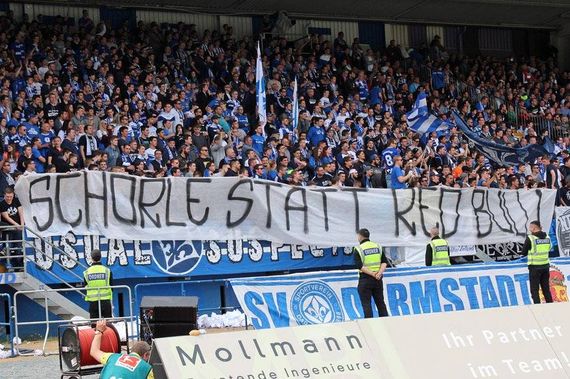 Das Spruchband der Darmstadt-Fans. <br />    <button type=