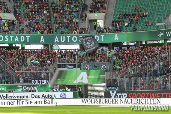 Der nicht komplett gefüllte Gästeblock in Wolfsburg<br />    <button type=