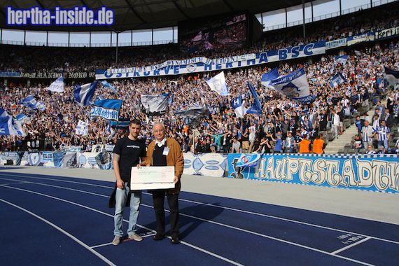 Spendenübergabe beim Heimspiel gegen Gladbach<br />    <button type=