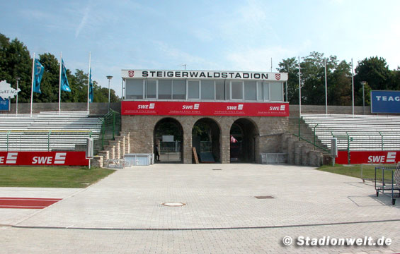 RWE-Fans müssen für ein Bier im Steigerwaldstadion nun 50 Cent mehr berappen<br />    <button type=