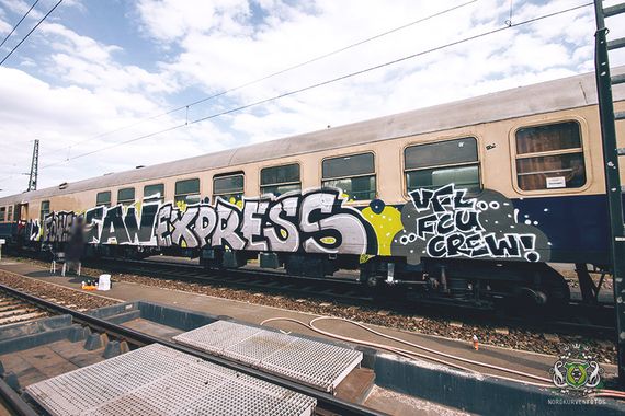 Gladbach und Union Fans sprühen des Zug wieder um. Bild: Nordkurvenfotos.de