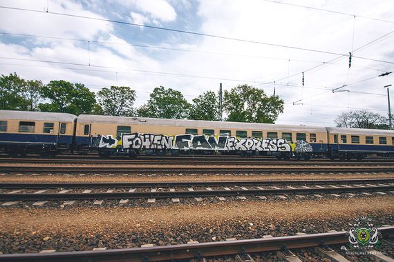 Gladbach und Union Fans sprühen des Zug wieder um. Bild: Nordkurvenfotos.de