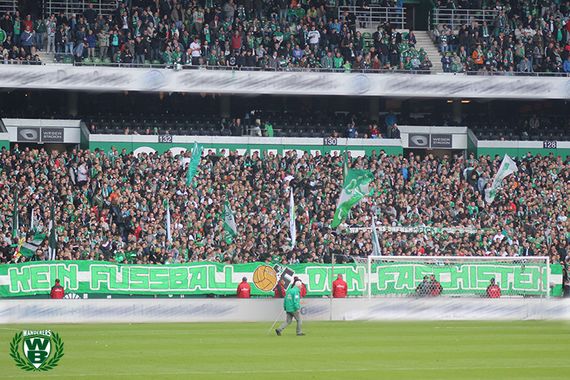 Kein Fußball den Faschisten Banner beim Spiel gegen Frankfurt<br />    <button type=