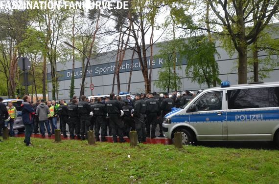 Ein Aufeinandertreffen zwischen Kölner und Leverkusener Fans konnte die Polizei vor zwei Wochen nicht verhindern<br />    <button type=