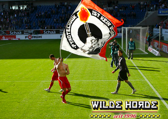 Podolski zu seiner Kölner Zeit mit einer Pyrotechnik ist kein Verbrechen Fahne<br />Bild: WH96″><figcaption>Podolski zu seiner Kölner Zeit mit einer Pyrotechnik ist kein Verbrechen Fahne<br />Bild: WH96</figcaption></figure>
            </div>

                    </article>

                <section class=