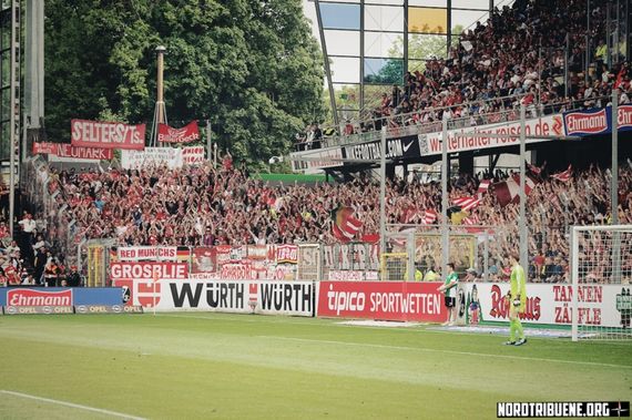Die Bayern München Fans in Freiburg mussten die erste Niederlage seit 19 Jahren im Breisgau mit ansehen<br />    <button type=