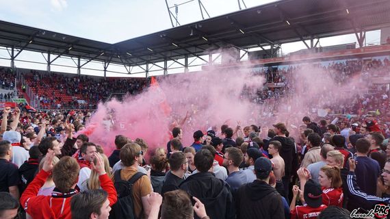 Die Fans der Schanzer feiern den Aufstieg mit einem Platzsturm und Pyro<br />    <button type=