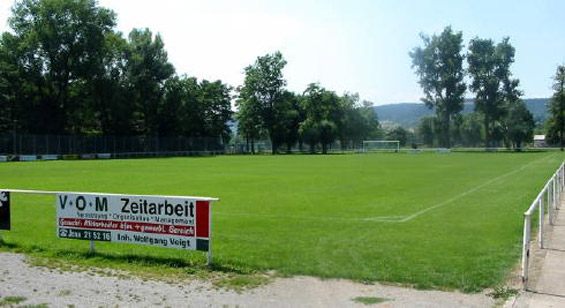 Das Spiel wurde auf einem Nebenplatz des Ernst-Abbe-Sportfelds ausgetragen<br />    <button type=