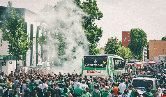 Kleeblatt Fans machten ihr Team vor dem letzten Heimspiel heiß für den Klassenerhalt<br />    <button type=
