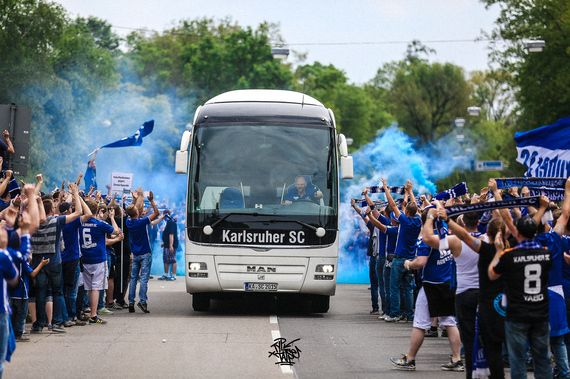 Der Mannschaftsbus wird am Wildparkstadion von den KSC-Fans empfangen<br />    <button type=