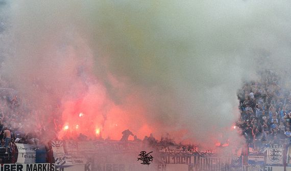 Einer der Pyroaktionen der 1860-Fans<br />    <button type=
