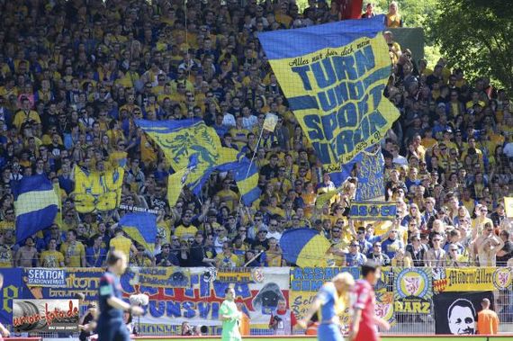 Die Eintracht Braunschweig Fans in Berlin<br />    <button type=
